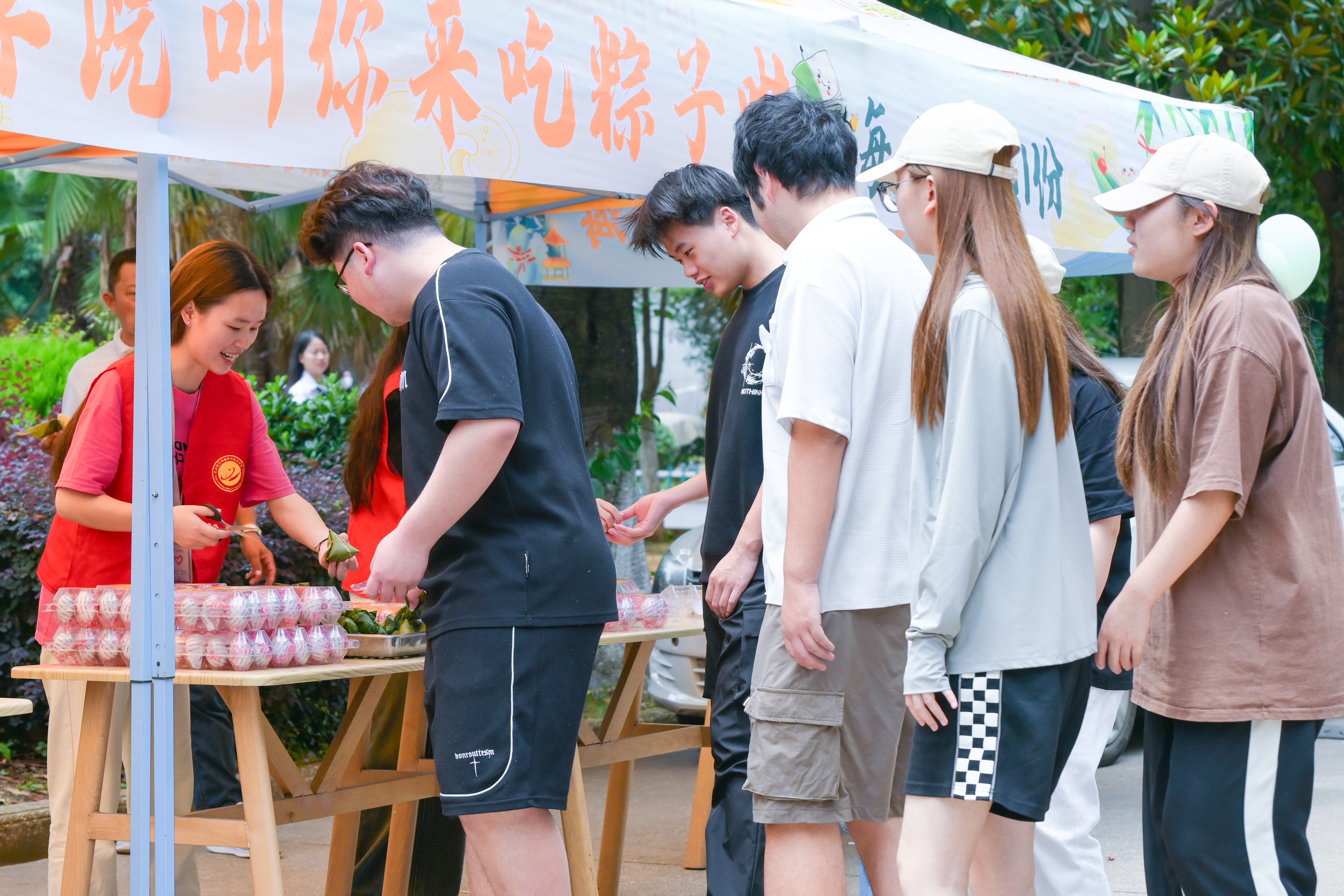 派发粽子和咸蛋